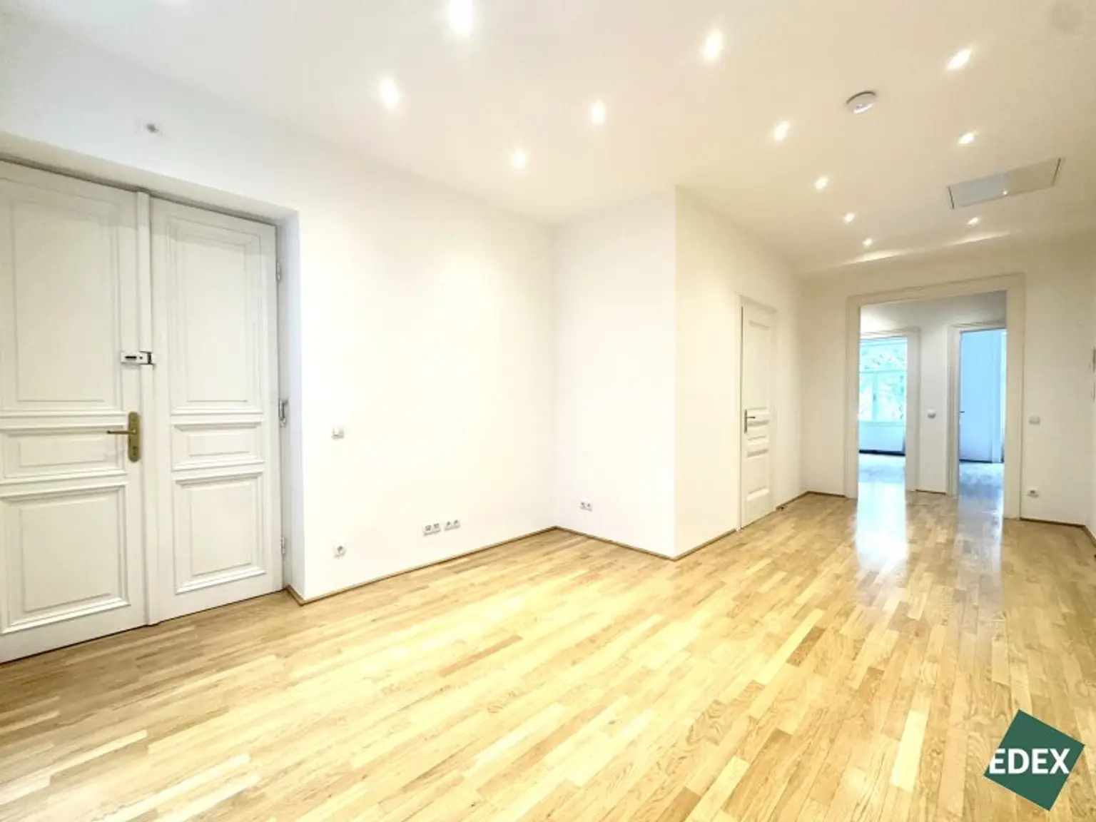 Modernes Altbau-Büro mit Parkblick