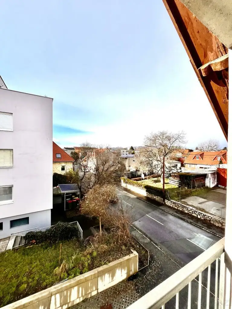 Kleine 2 Zimmer Wohnung im Dachgeschoss mit französischem Balkon.