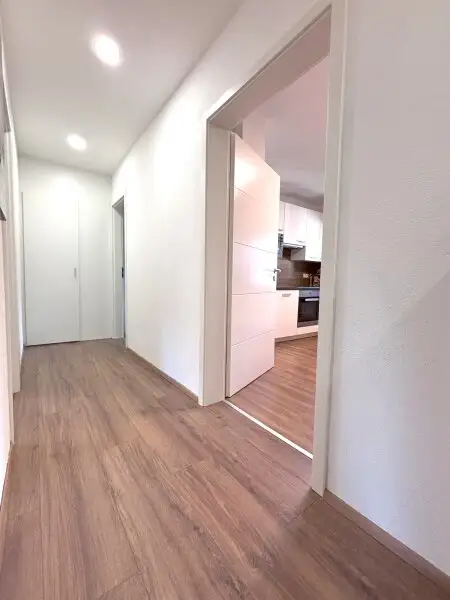Schlitters: Kernsanierte Dachgeschosswohnung mit Südbalkon, Garten und traumhafter Aussicht