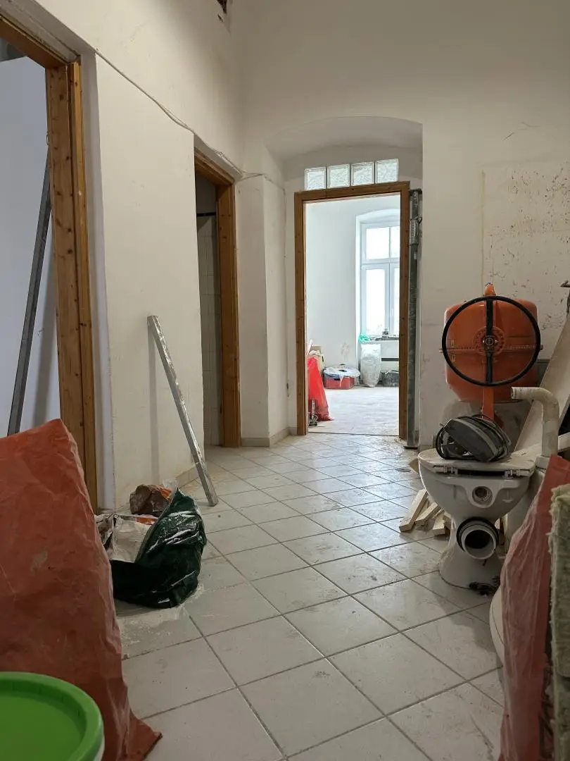 Blick Vorraum:mögl. Küche und zu dem SZ Bad u WZ