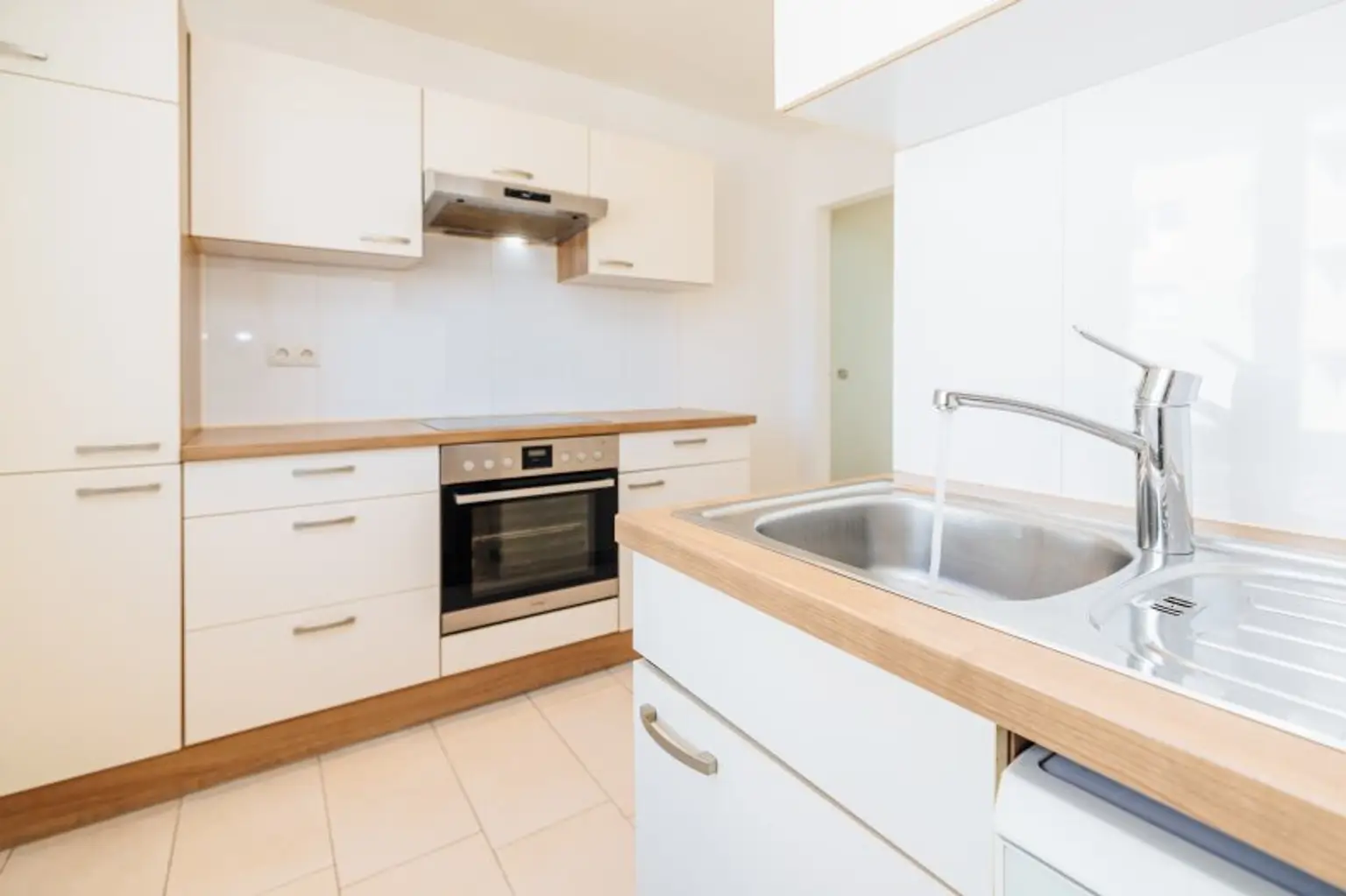 KEINE MAKLERGEBÜHR I MODERNISIERT I HOCHWERTIGE BADEWANNE I DESIGN-EINBAUKÜCHE I BAHNHOFSNAH I HAUSTIERFREUNDLICH I MODERNER WOHNSTIL I DURCHDACHTER GRUNDRISS I PROJEKT WOHNEN I