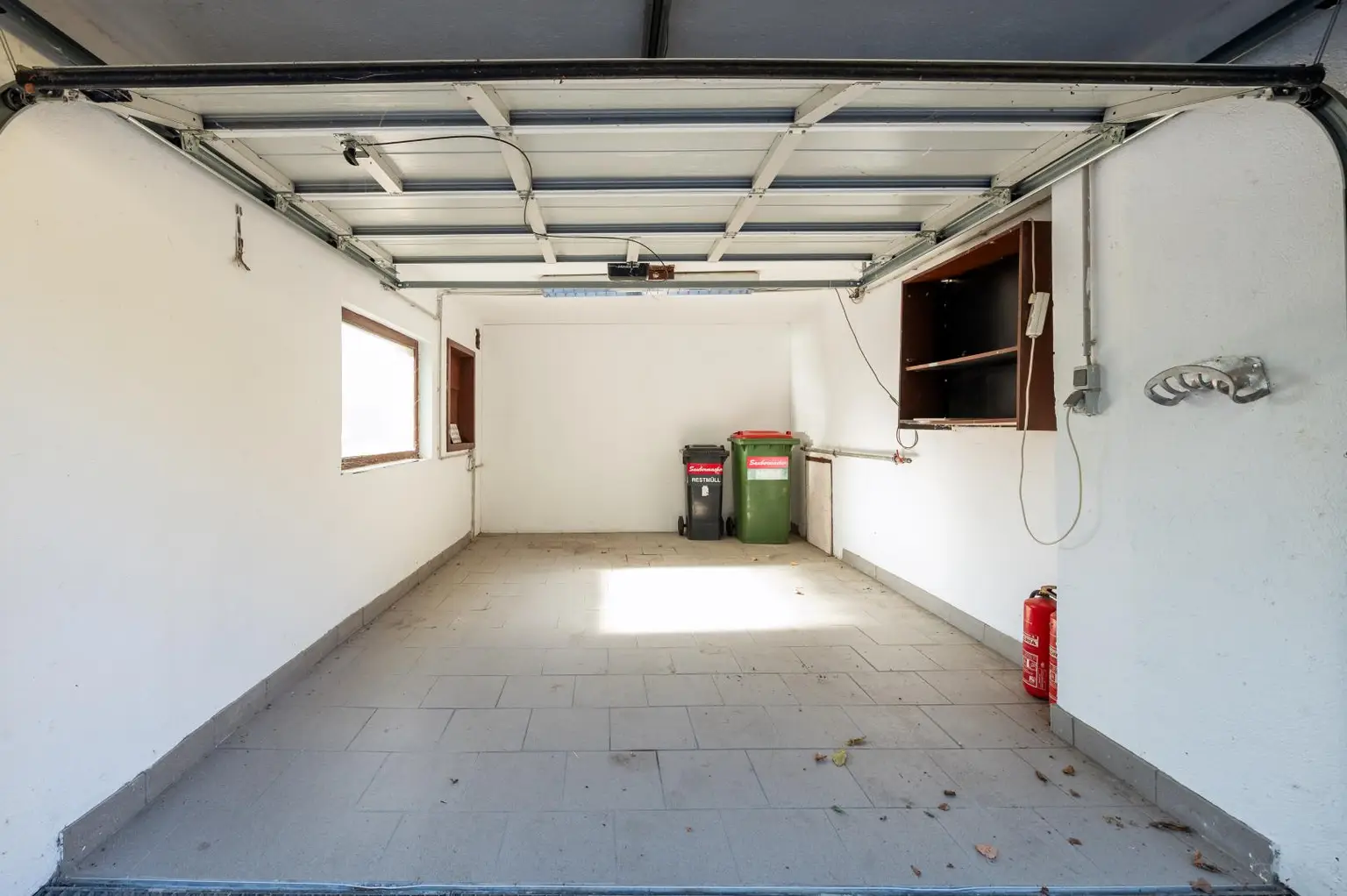 Einfamilienhaus mit Einliegerwohnung, Garage, Carports und Ausblick!