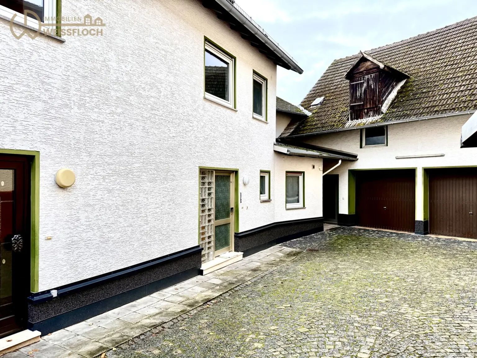 Innenhof mit Garagen