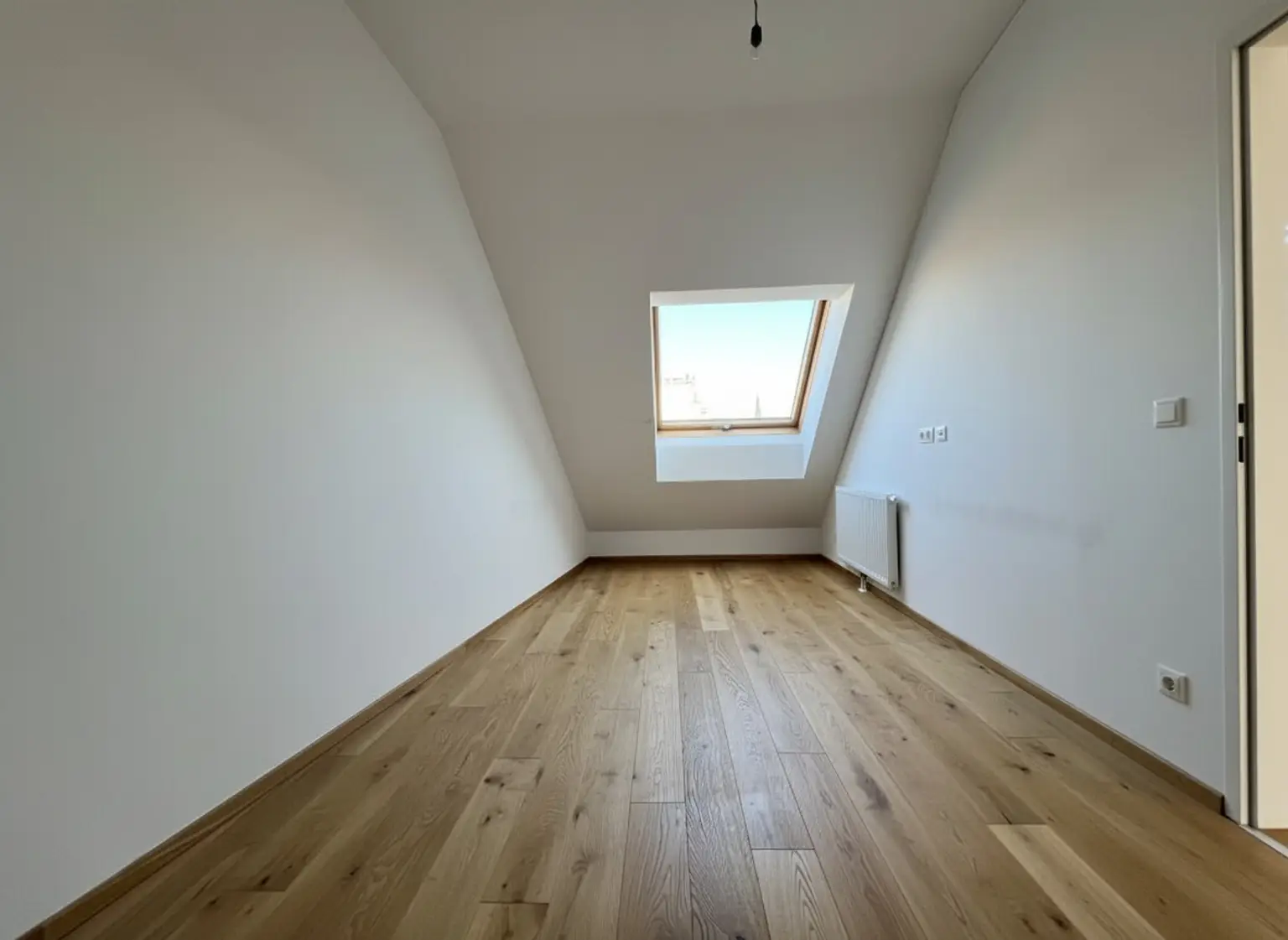 UNBEFRISTET: Attraktive, klimatisierte Dachgeschoss-Wohnung mit Balkonen und Dachterrasse und einmaligem Blick über Dächer Wiens