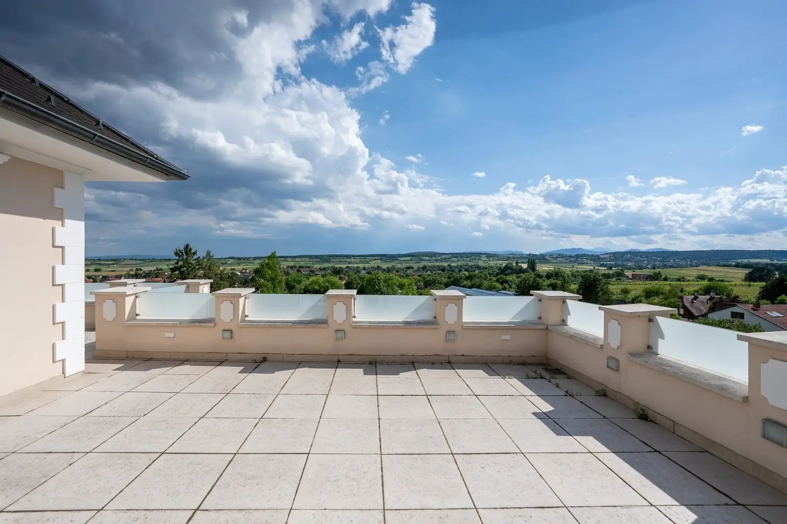 Traumhafte Villa mit Indoor Pool + großem Garten zu verkaufen!
