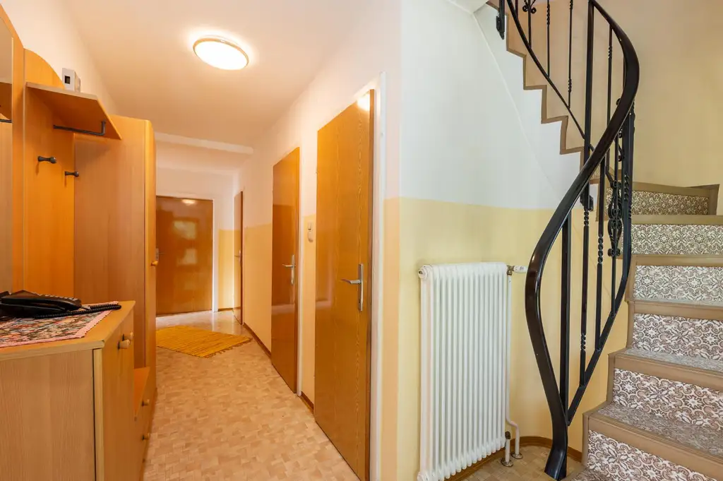 Einfamilienhaus mit großem Grundstück in sonniger Ruhelage