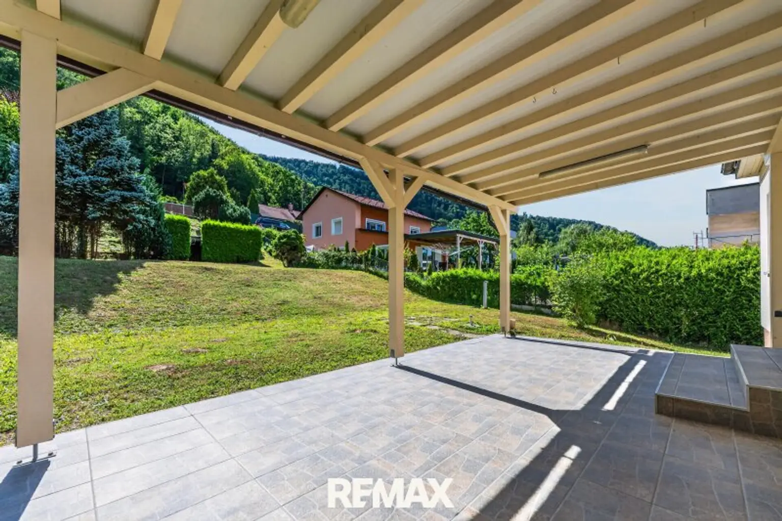 Terrasse mit Blick in den Garten