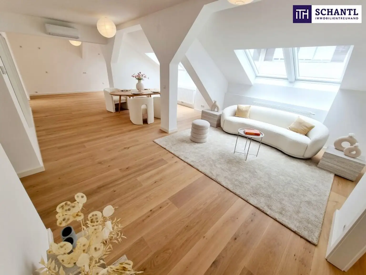 WOW! Stylischer Wohntraum im Dachgeschoss! Frisch saniert + Ruhelage + Traumhaftes Altbauhaus + Hofseitige Terrasse + U-Bahn ums Eck + Beste Infrastruktur und Anbindung!