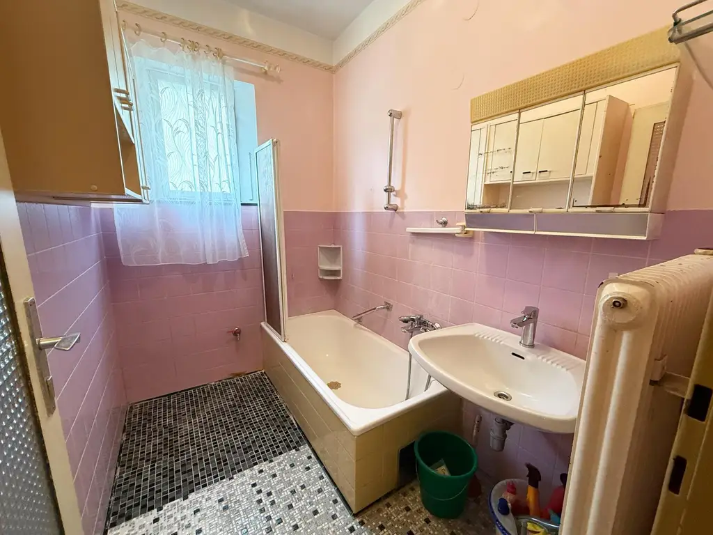 Bürgerliches Einfamilienhaus mit viel Platz, liebenswerten Garten und tollem Ausblick!