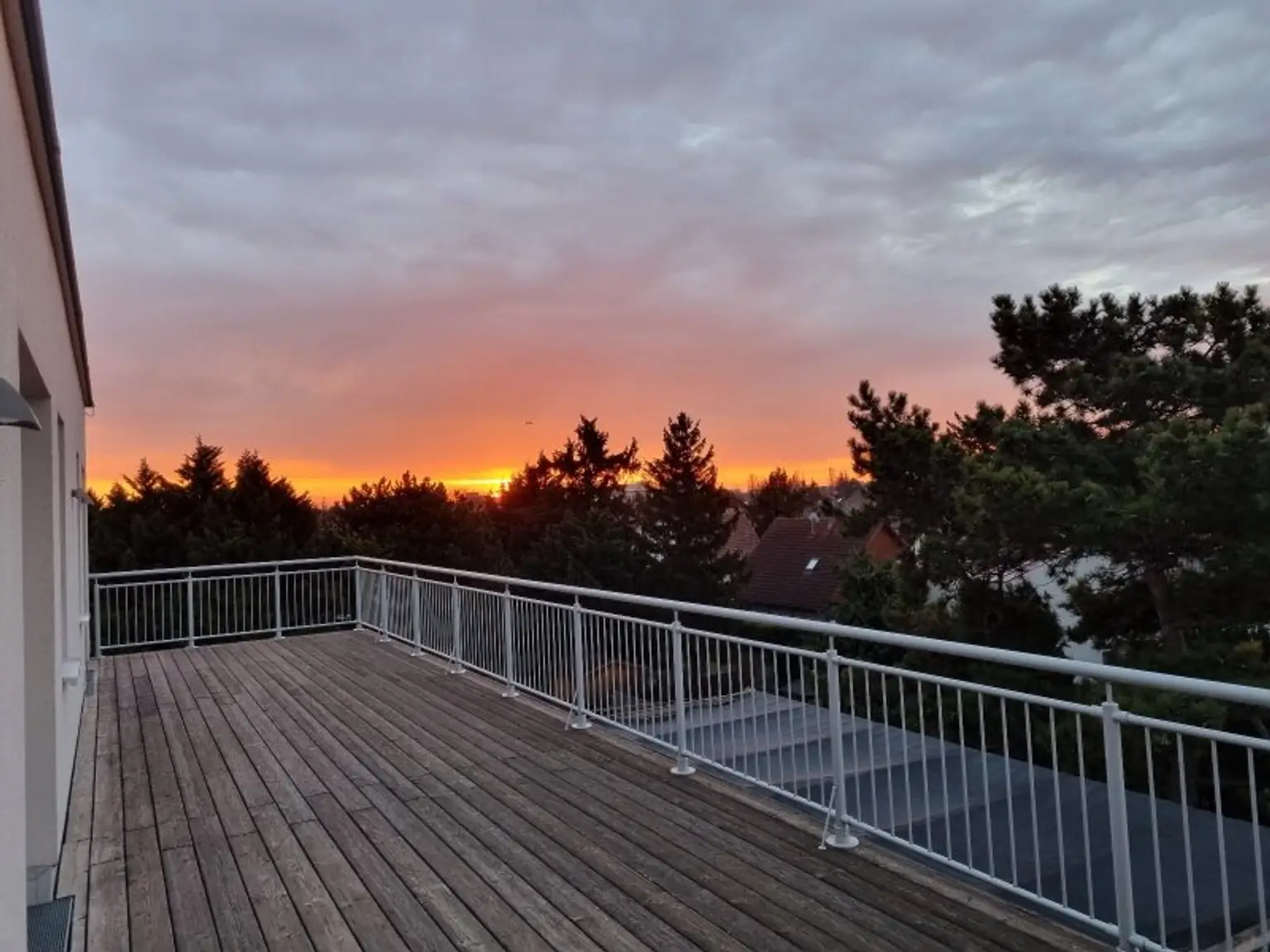 RARITÄT - PENTHOUSE MIT WINTERGARTEN UND TRAUMTERRASSE - KLIMAANLAGE UND ZWEI GARAGENPLÄTZE - TOP- INFRASTRUKTUR