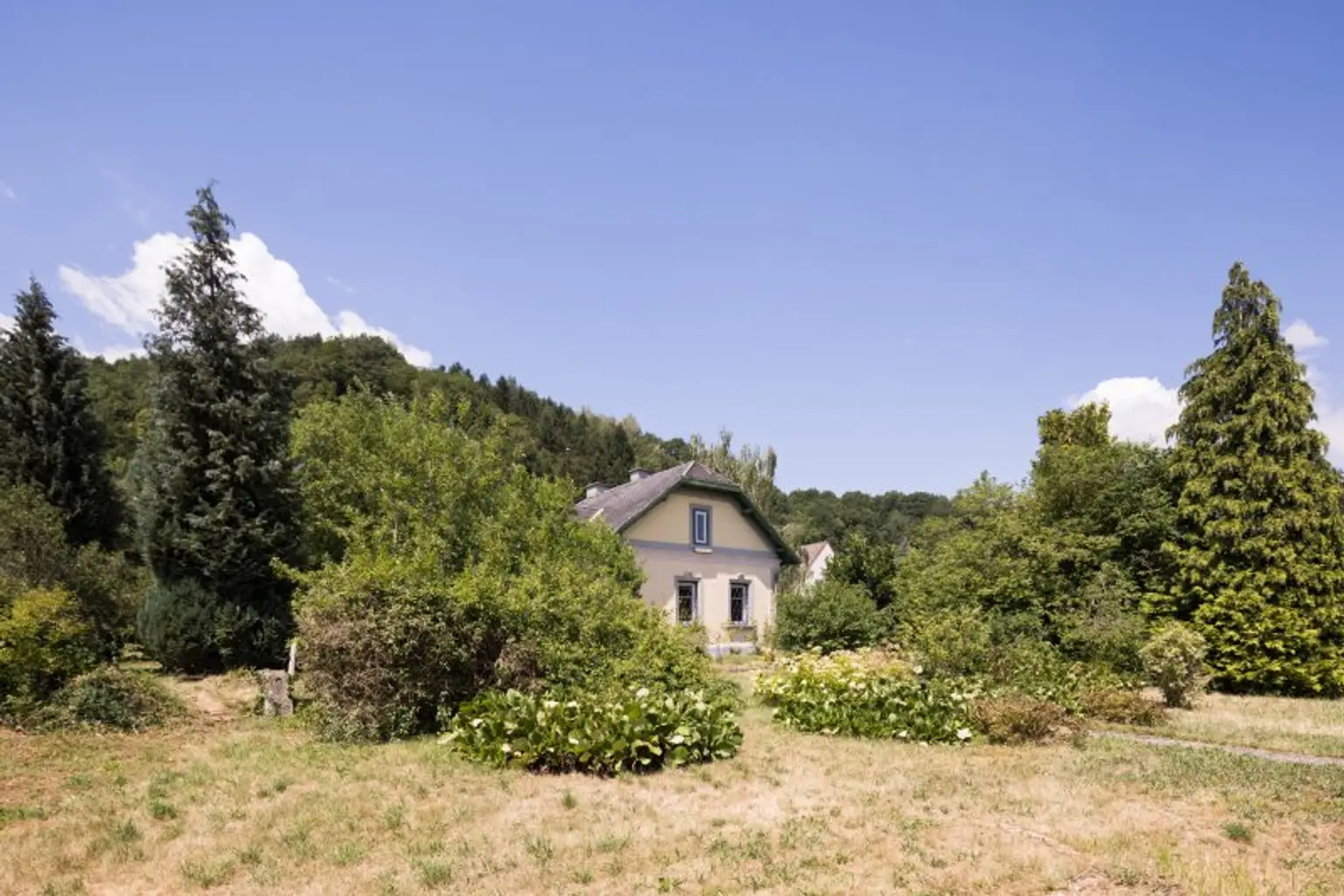Charmantes Wohnhaus versteckt im Garten