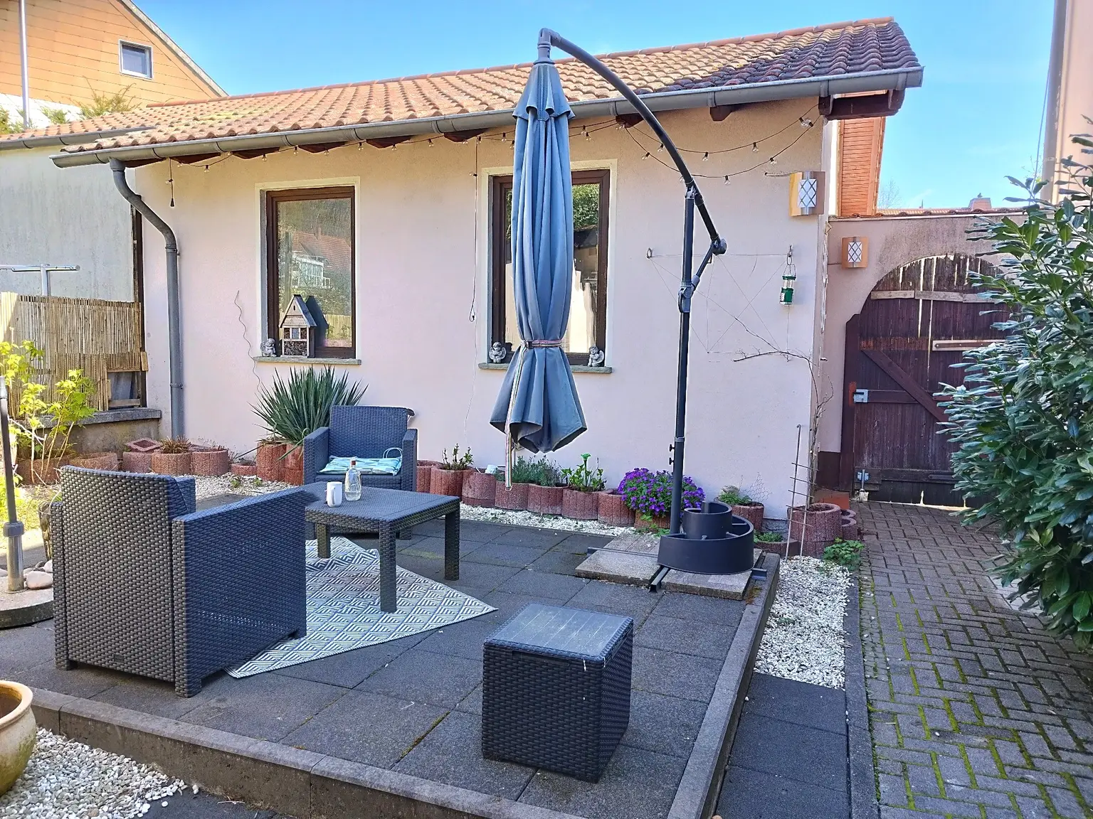 Terrassenansicht (im Hintergrund Garage)