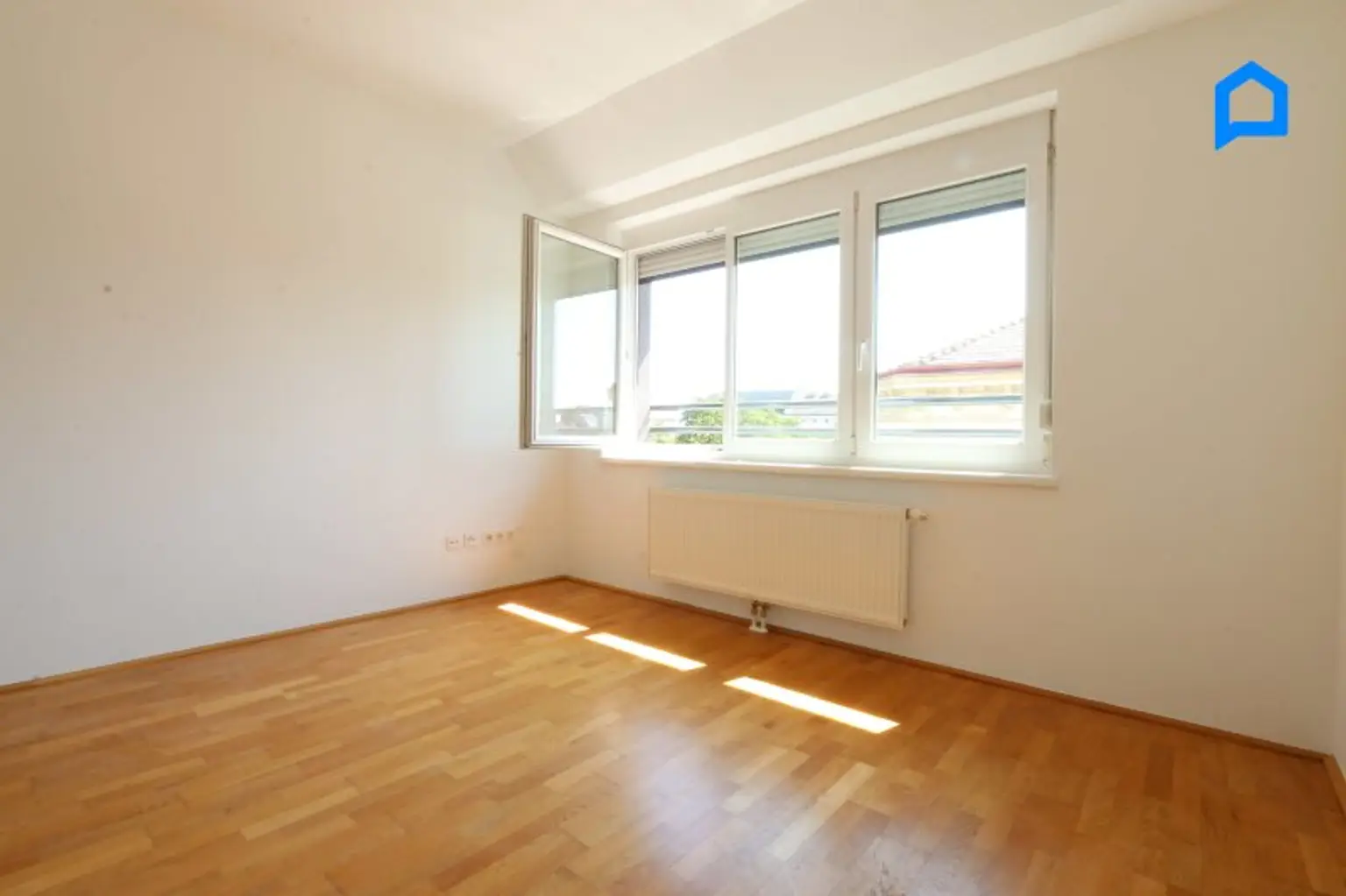 Großartige Dachgeschosswohnung mit 146 m² plus 21 m² Dachterrasse plus 8 m² Balkon, 4 Zimmer, KLIMA, großer Vorraum, Tiefgaragenplatz optional !