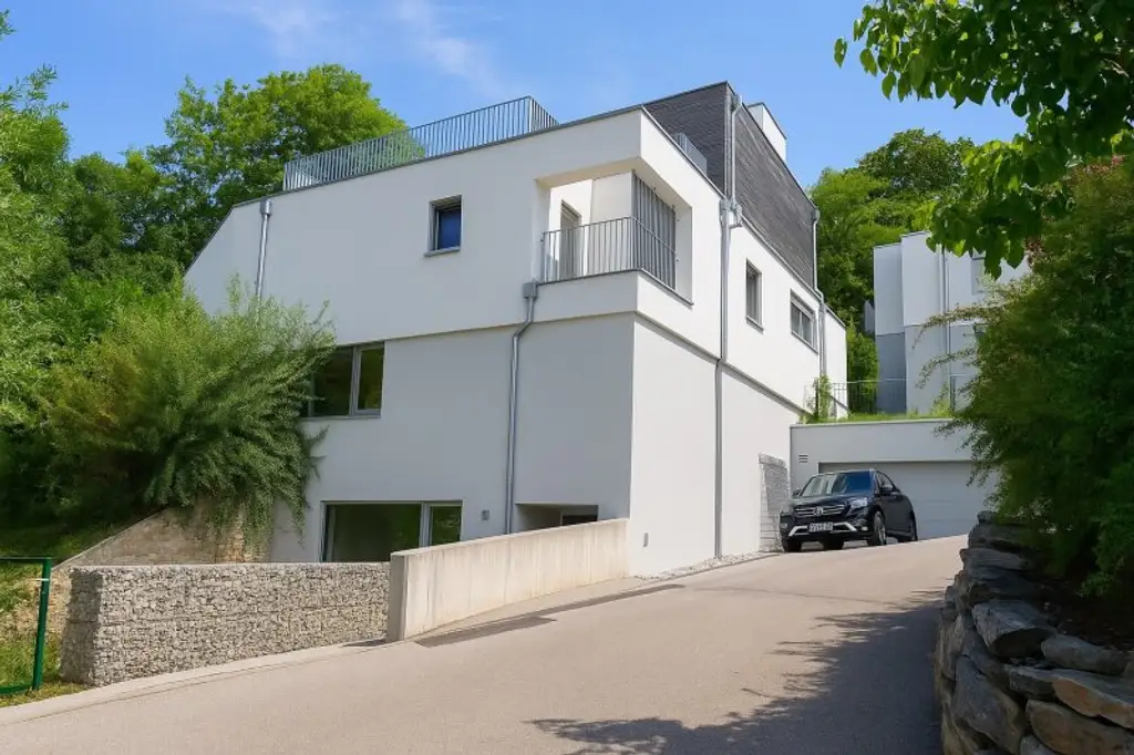 Designervilla mit einem eigenen Hausaufzug | Pool und Blick auf die Grünfläche