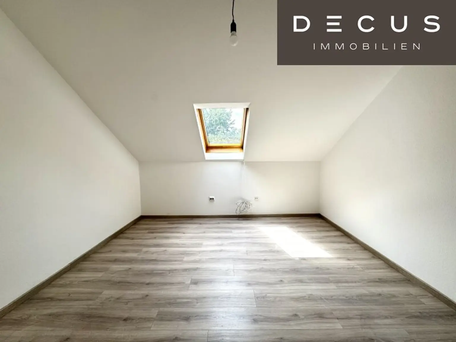 | CHARMANTE DACHGESCHOSSWOHNUNG | HELL & ZENTRAL | 4. OG | IDEAL FÜR SINGLES & STUDENTEN | TOP LAGE  | NÄHE UNI