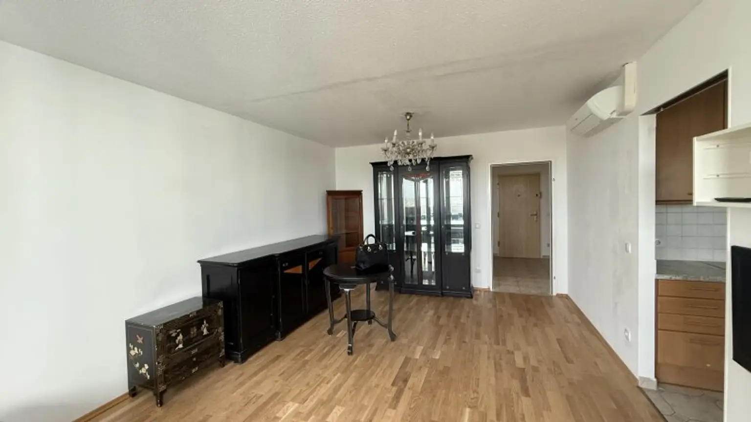 Teilmöblierte 3 Zimmer mit Klima und verglaster Loggia ***** spektakulärer Weitblick + optionaler Garagenstellplatz *****