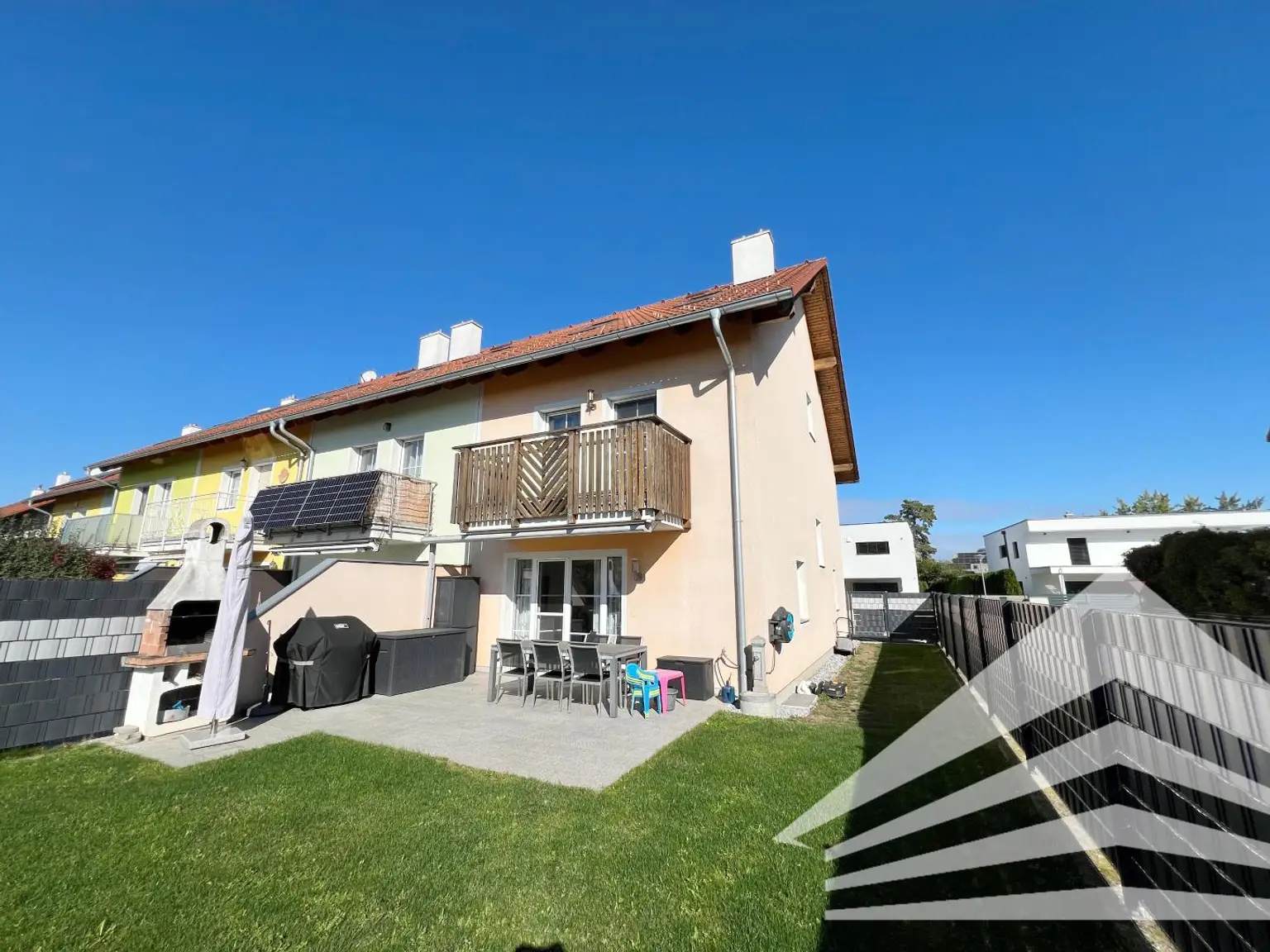 Großzügiges Eckreihenhaus mit Garten & Pool in toller Siedlungslage! 360° Rundgang online!