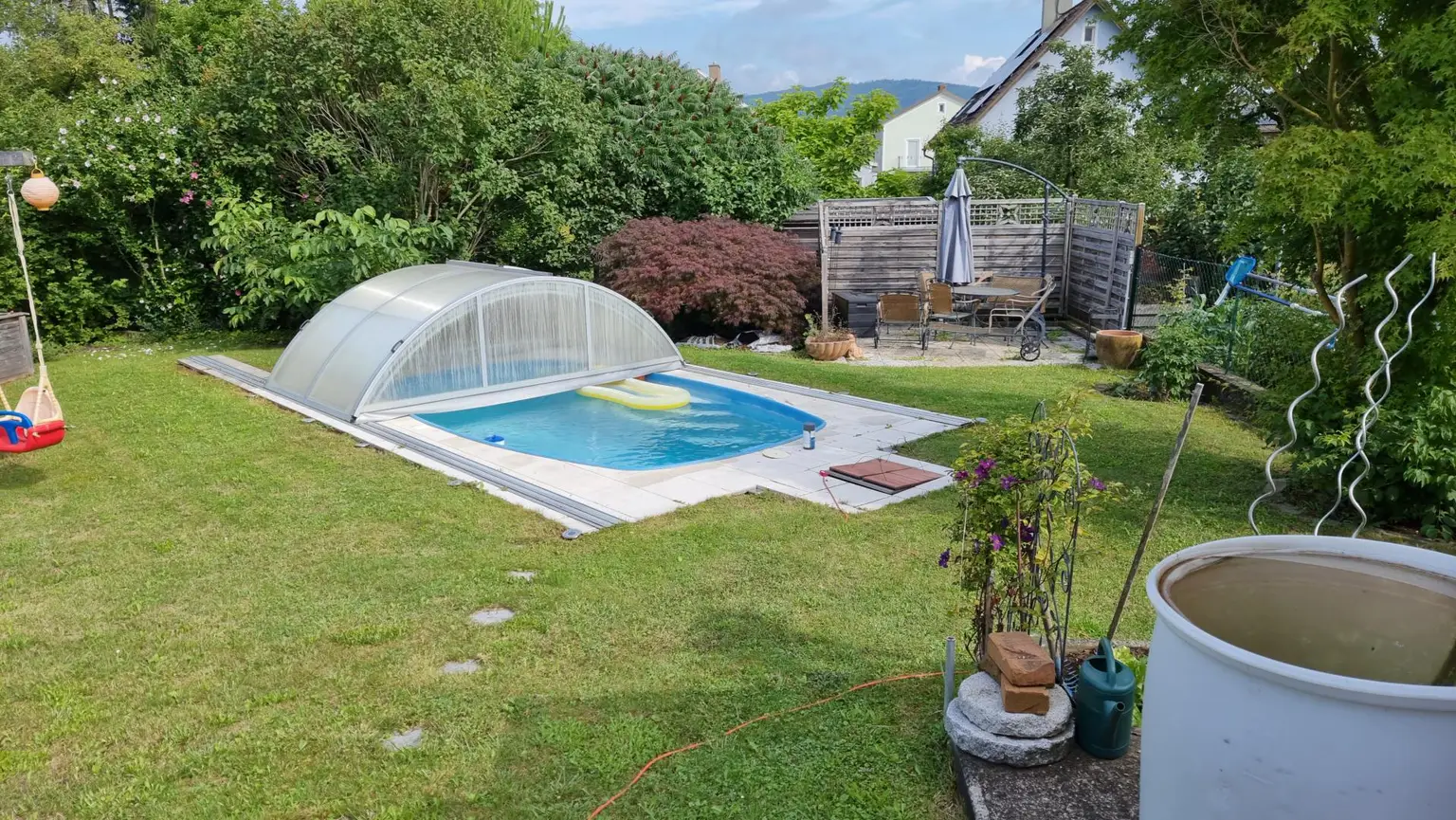 Einfamilienhaus mit Pool und großem Garten in verkehrsgünstiger Lage