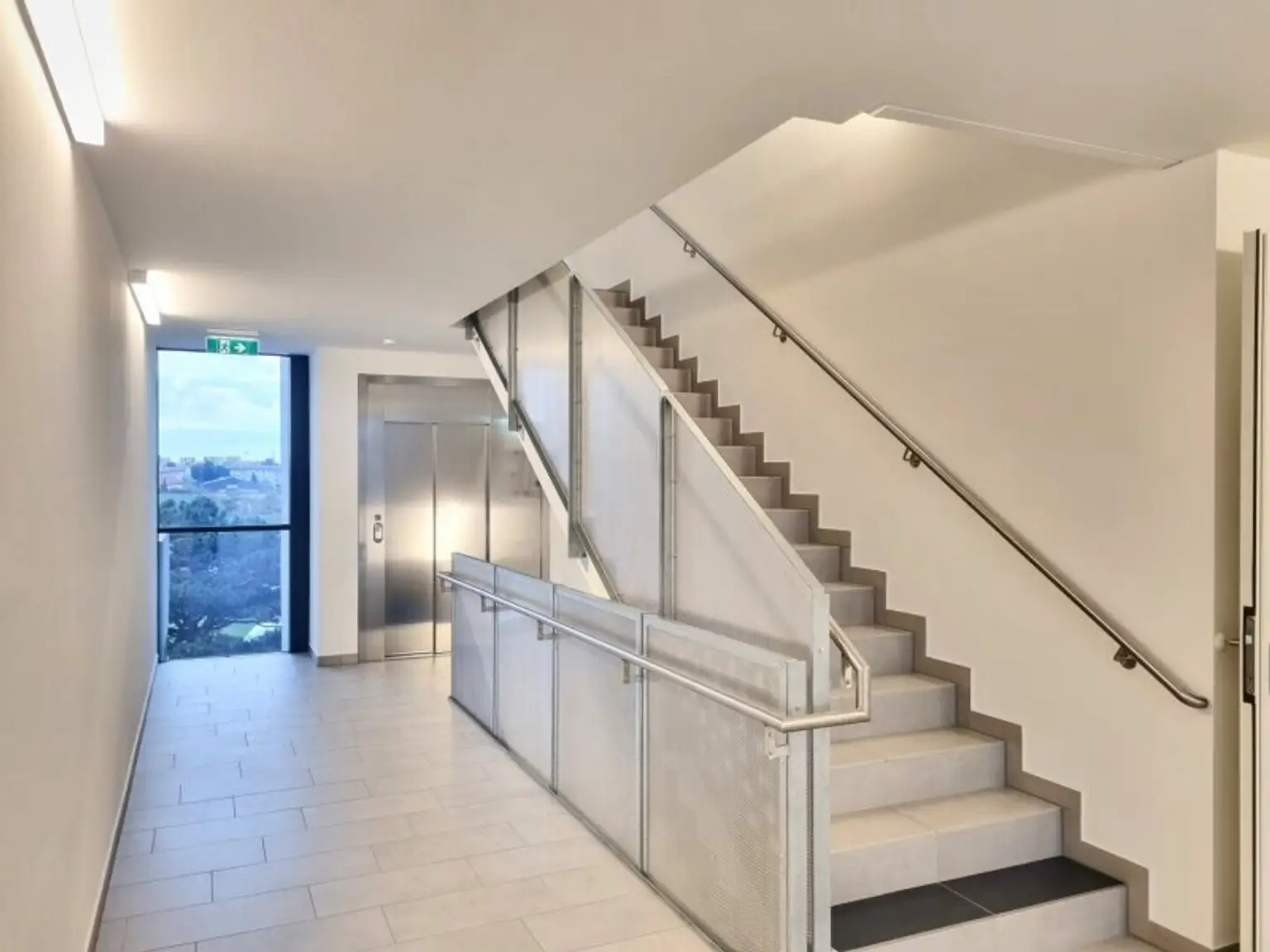 Neuwertige Wohnung mit Südbalkon, DAN-Küche und Freizeitangebot – Nähe U-Bahn