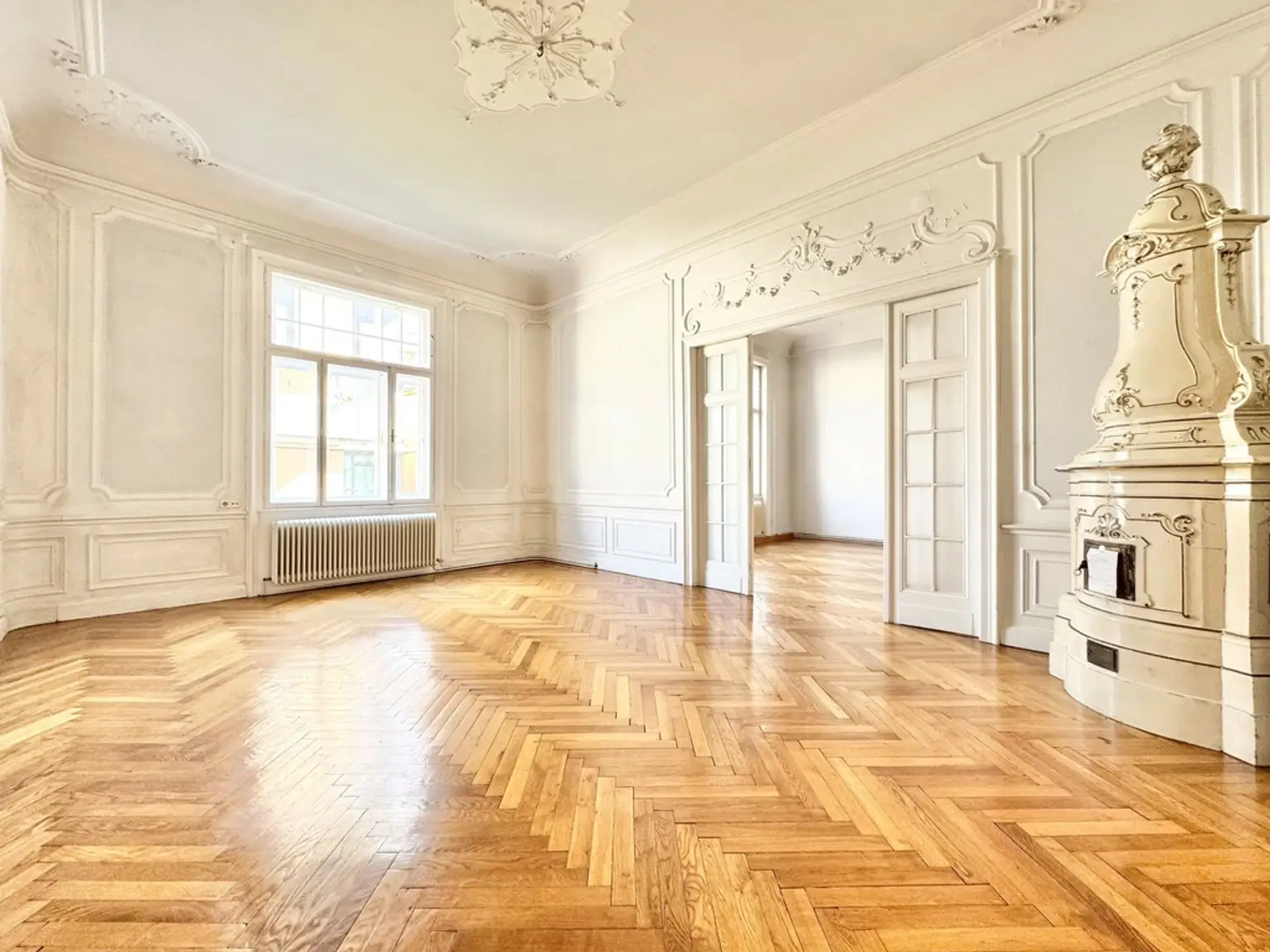 TOPLAGE NÄHE THERESIANUM | EXKLUSIVE, HELLE 5-ZIMMER | ALTBAU MIT GARTENSEITIGEM BALKON | U-BAHN-NÄHE