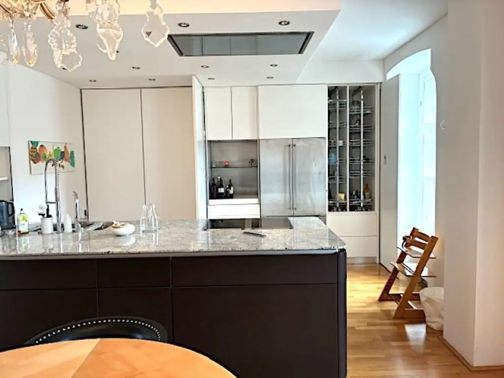 NÄHE ROCHUSMARKT GEPFLEGTE ALTBAUWOHNUNG mit GROSSEM BALKON
