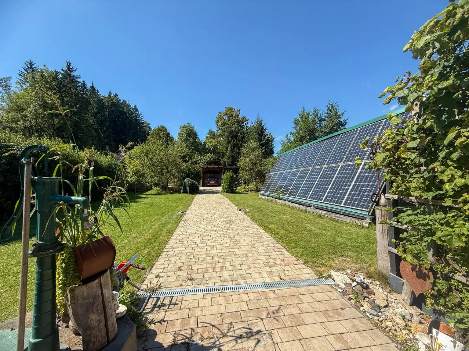 *** kleines gemütliches, möbliertes Häuschen mit Gartenparadies in der Waldrandsiedlung, mit Photovoltaik, Brunnen, Sauna, Garage, Carport,….. ***