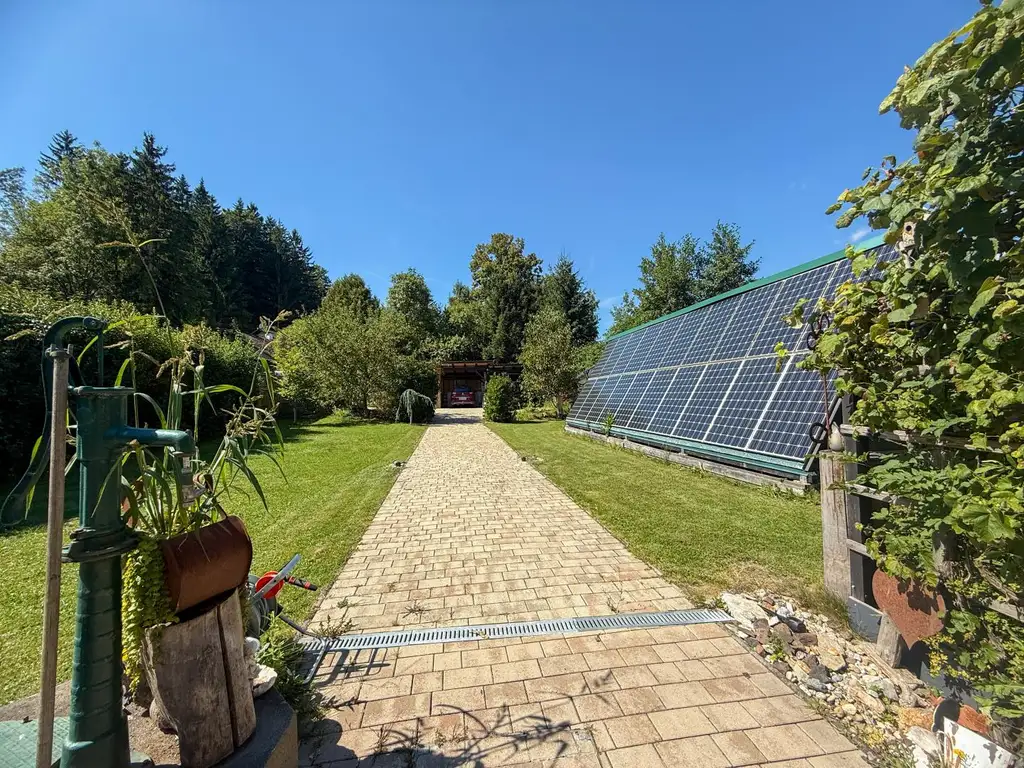 *** kleines gemütliches, möbliertes Häuschen mit Gartenparadies in der Waldrandsiedlung, mit Photovoltaik, Brunnen, Sauna, Garage, Carport,….. ***