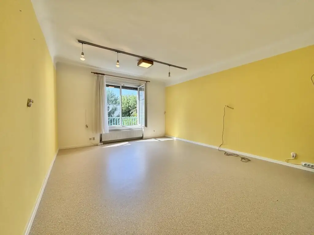 ERSTBEZUG nach Sanierung mit Südwestloggia in den begrünten Innenhof | Nähe Obkirchermarkt
