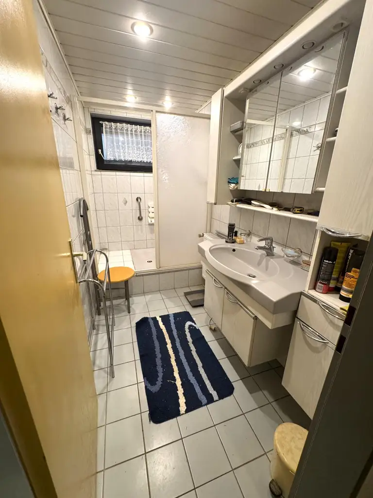 Großzügiges Einfamilienhaus mit Pool, Wintergarten und Doppelgarage mitten im Grünen!