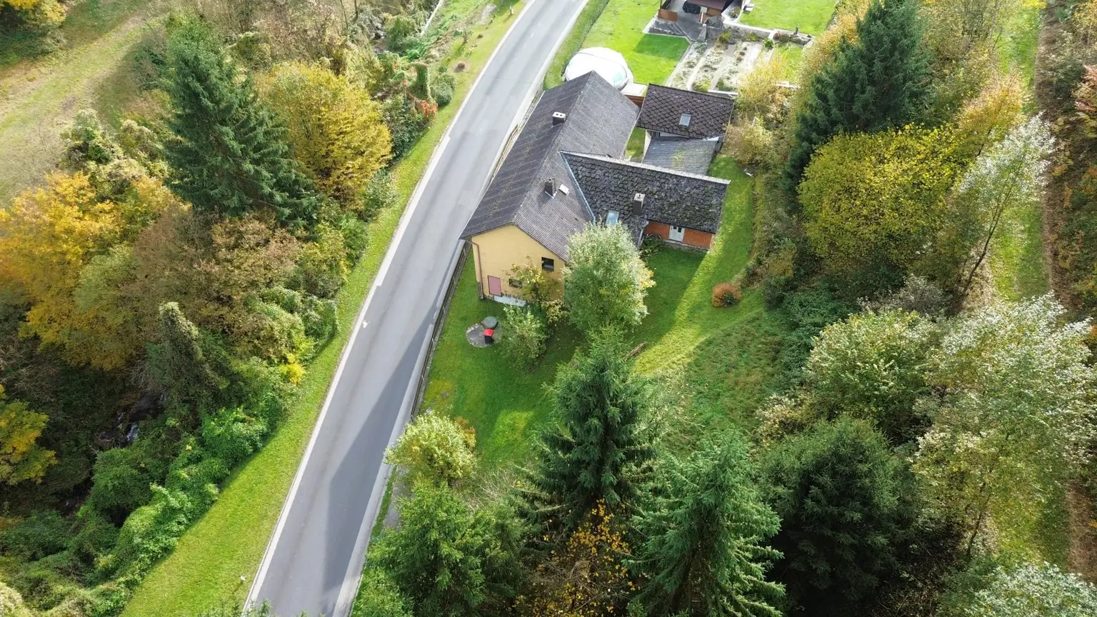 Wohnhaus mit SANIERUNGSBEDARF