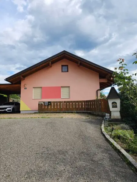 Neuwertiges  Familien Wohnhaus in Feldkirchen / St. Urban : 5 Zimmer, Garten, Balkone, tolle Ausstattung! mit  1 HA LW  Wiese für Tierhaltung