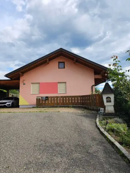 Neuwertiges  Familien Wohnhaus in Feldkirchen / St. Urban : 5 Zimmer, Garten, Balkone, tolle Ausstattung! mit  1 HA LW  Wiese für Tierhaltung
