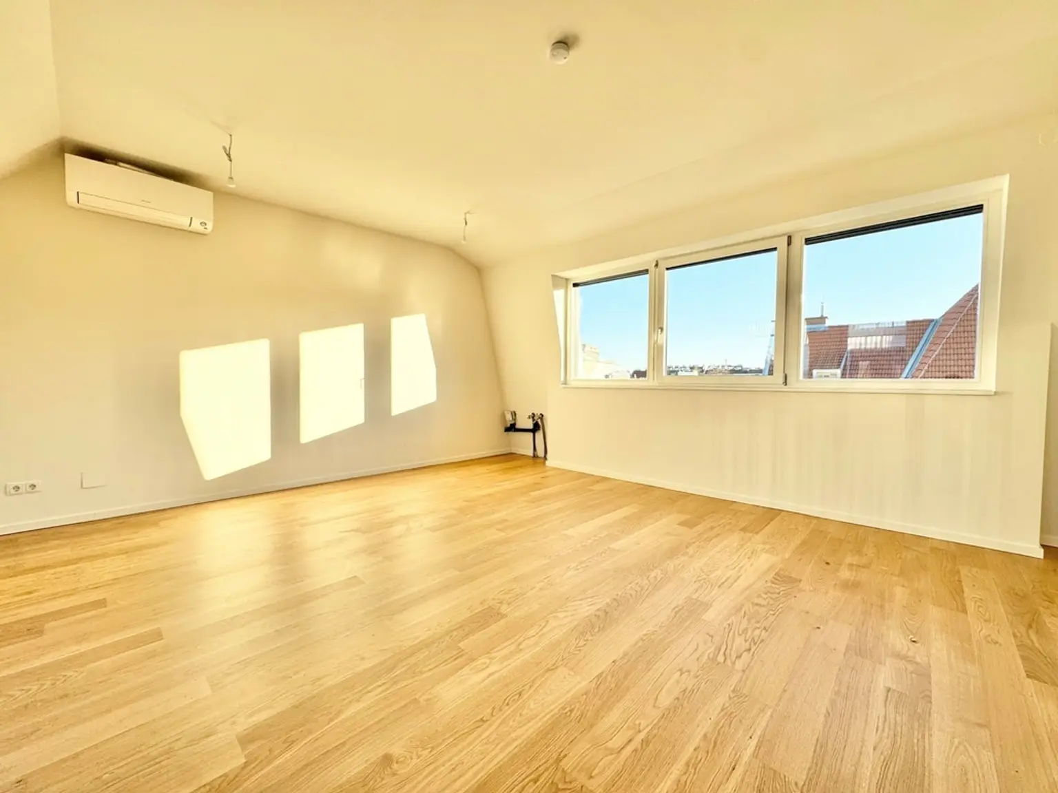 TOPLAGE NÄHE KUTSCHKERMARKT | EXKLUSIVE DACHGESCHOSSWOHNUNG MIT KLIMAANLAGE | TERRASSE | 360° BLICK ÜBER WIEN | ERSTBEZUG