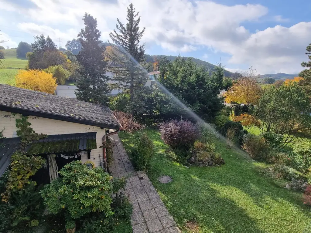 GERÄUMIGES EIN / ZWEIFAMILIENHAUS IN SONNIGER LAGE
