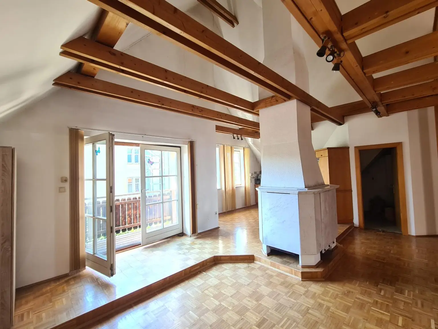 Galeriewohnung auf zwei Ebenen - eigene Garage - Balkon in den Innenhof - sehr gute Infrastruktur