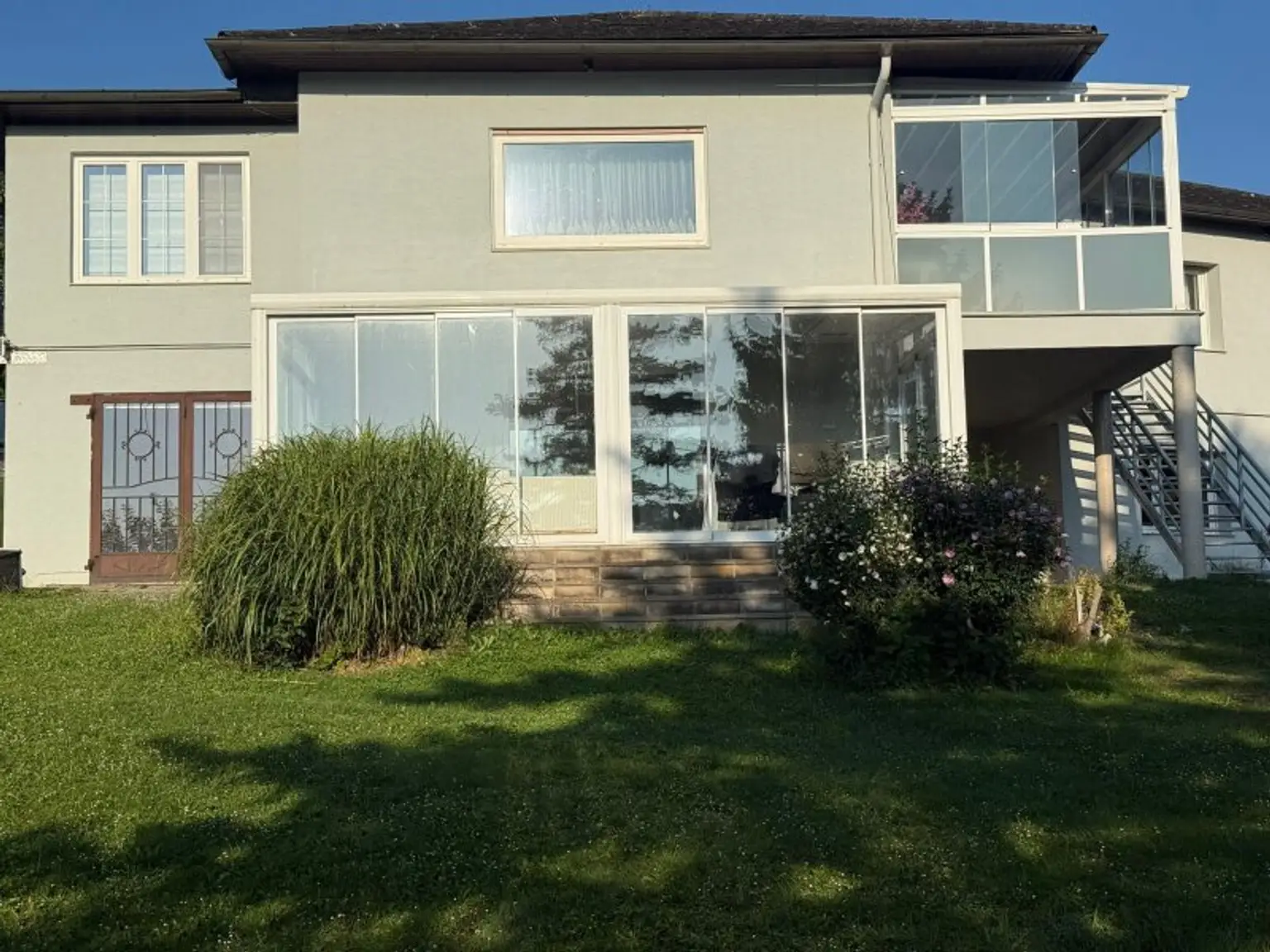 ++ 14 km von Wien Penzing entfernt + Zweifamilienhaus + 325m² Wohnfläche + 1720m² Grundstück + Wintergarten und Terrasse +9 Zimmer + 2 Küchen  + Brunnen ++