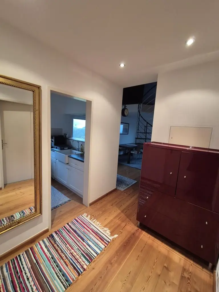 Außergewöhnliche 2,5 Zimmer Wohnung mit Seeblick