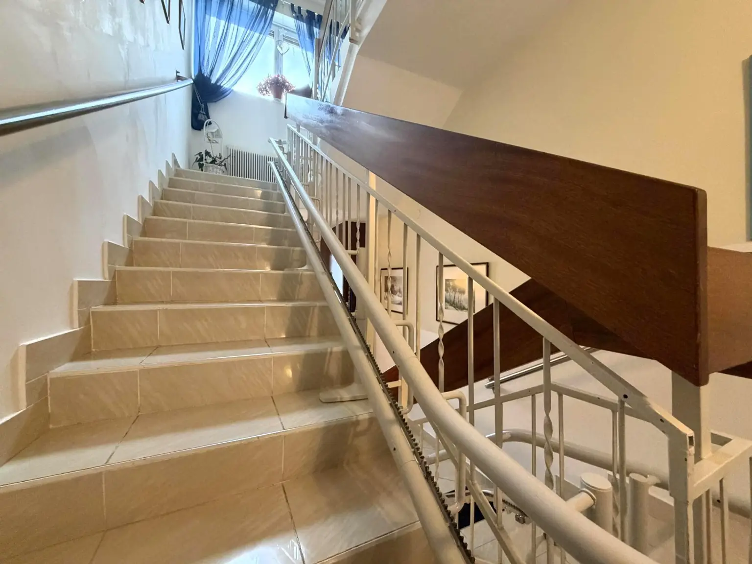 HP / Stg. mit barrierefreiem Stiegenlift mit Stuhl