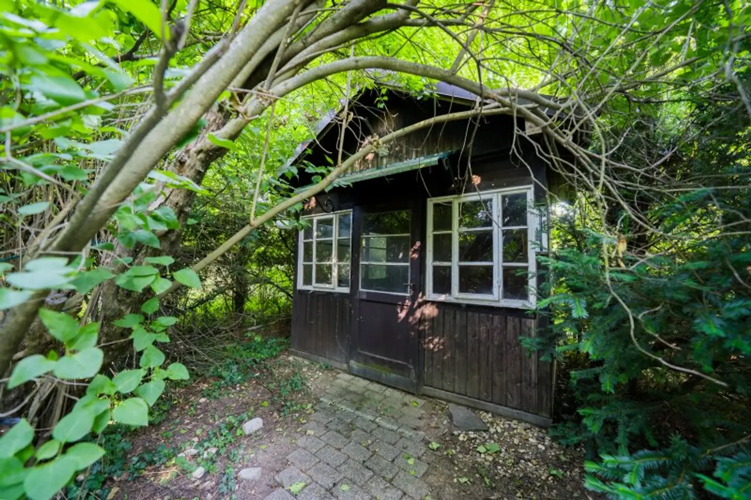 Jahrhundertwende Villa und großartiges Grundstück im Herzen von Gießhübl