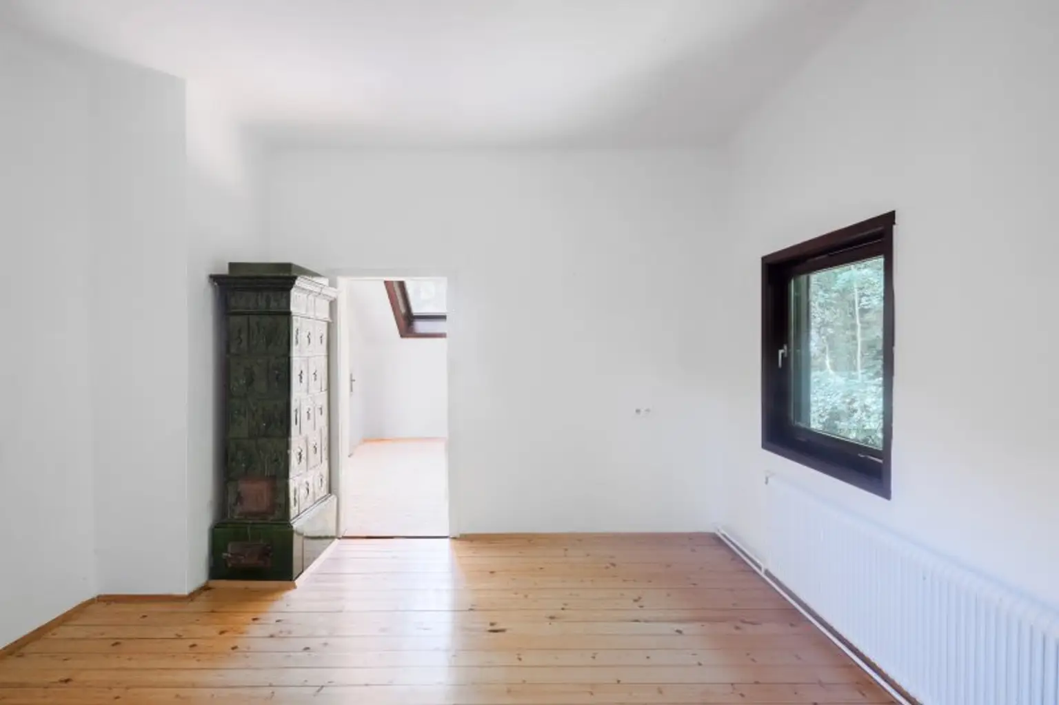 Ehemaliges Forsthaus mit Wirtschaftsgebäuden, allein und ruhig im Wald gelegen.