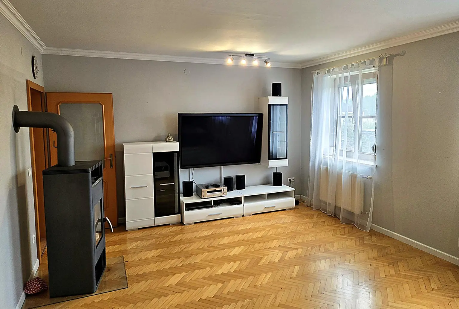 Attraktives Einfamilienhaus mit drei Wohneinheiten im Dachgeschoss – Wohnen & Vermieten unter einem Dach in Ardagger