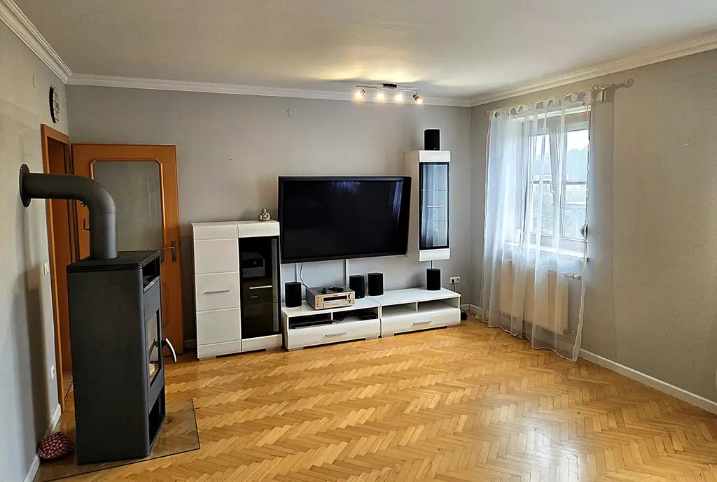 Attraktives Einfamilienhaus mit drei Wohneinheiten im Dachgeschoss – Wohnen & Vermieten unter einem Dach in Ardagger