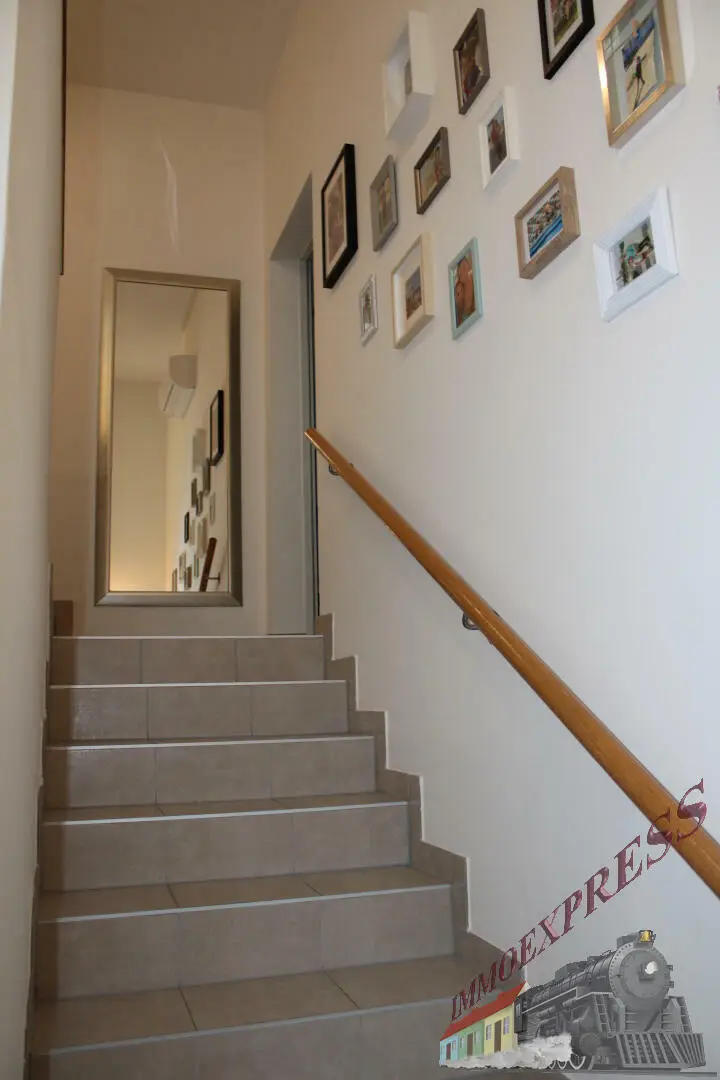 Modernes Eckeihenhaus mit Keller und mit Garten, Pool & Garage in Toplage von Münchendorf