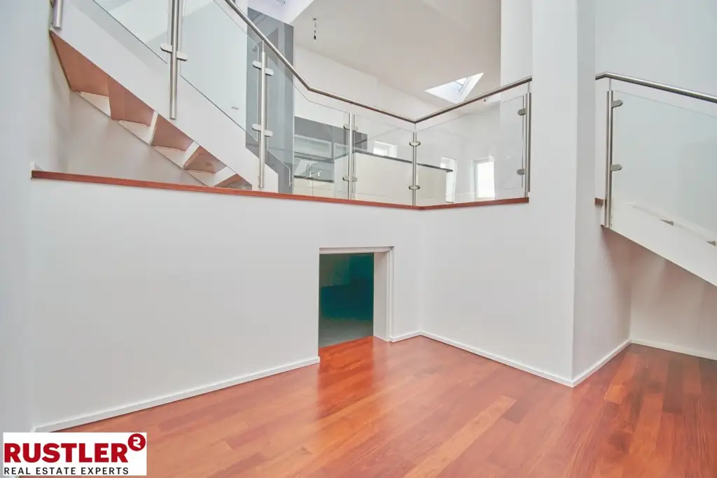 TRAUMHAFTE DG-WOHNUNG MIT BLICK AUF DIE KARLSKIRCHE!