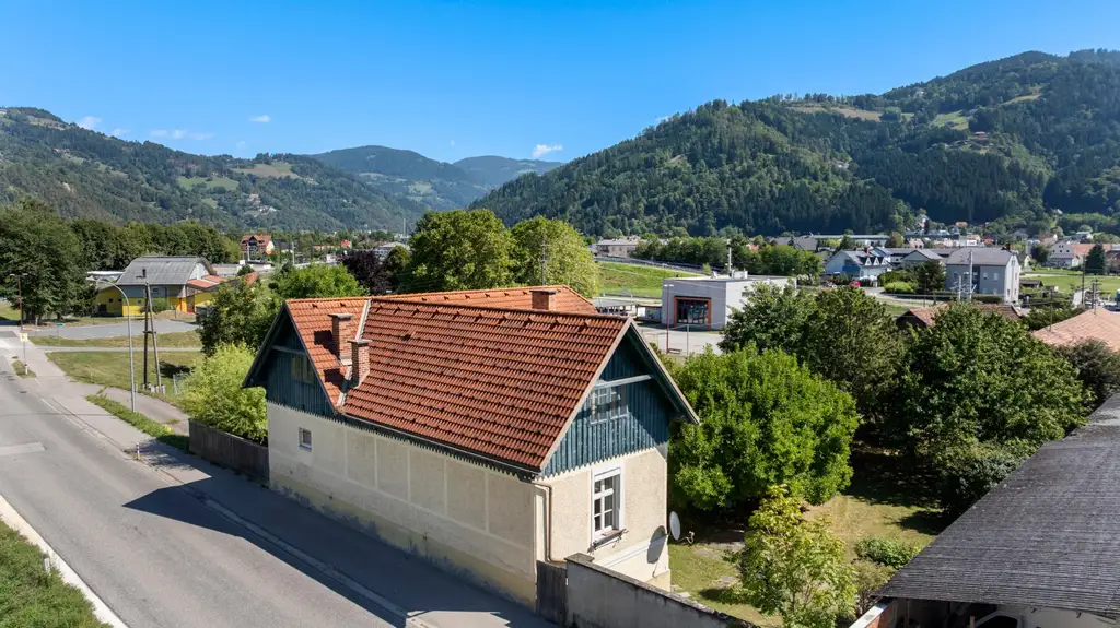 Großzügiges Haus in zentraler Lage samt großem Grundstück mit attraktivem Entwicklungspotenzial