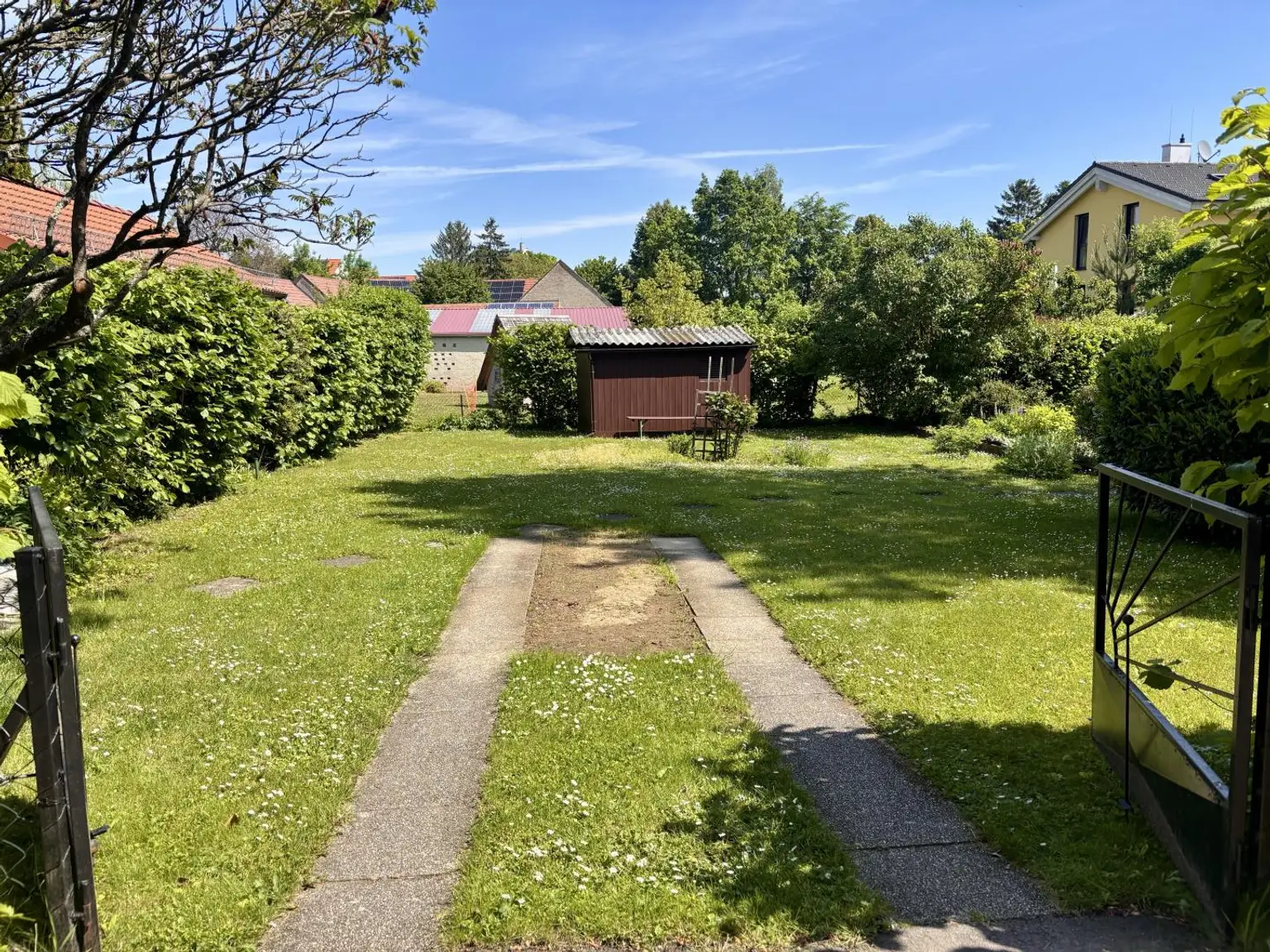 hinterer Gartenbereich Einfahrt