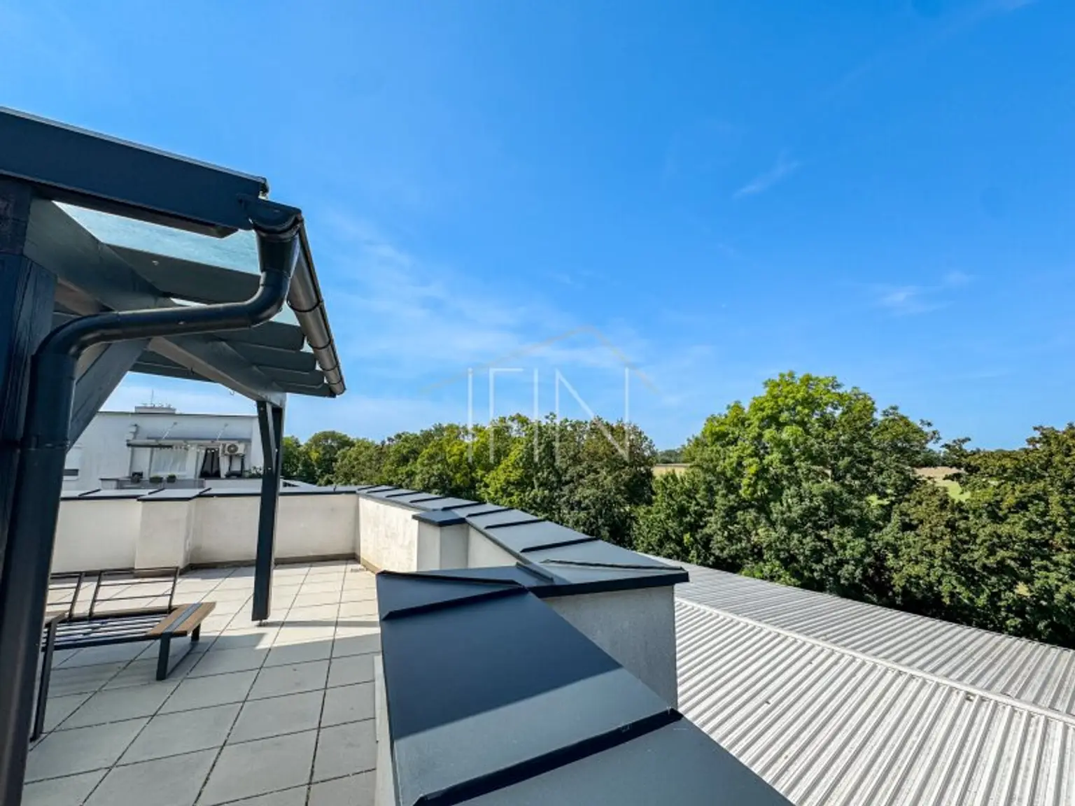 Moderne, sonnige 3-Zimmer-Wohnung mit 50m² Dachterrasse