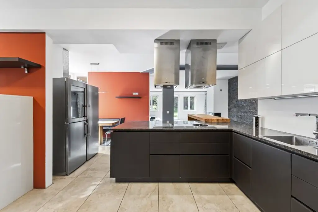 Exklusive Villa mit Nebengebäude in Gießhübl – Wohnen, Arbeiten & Wellness in Premiumlage