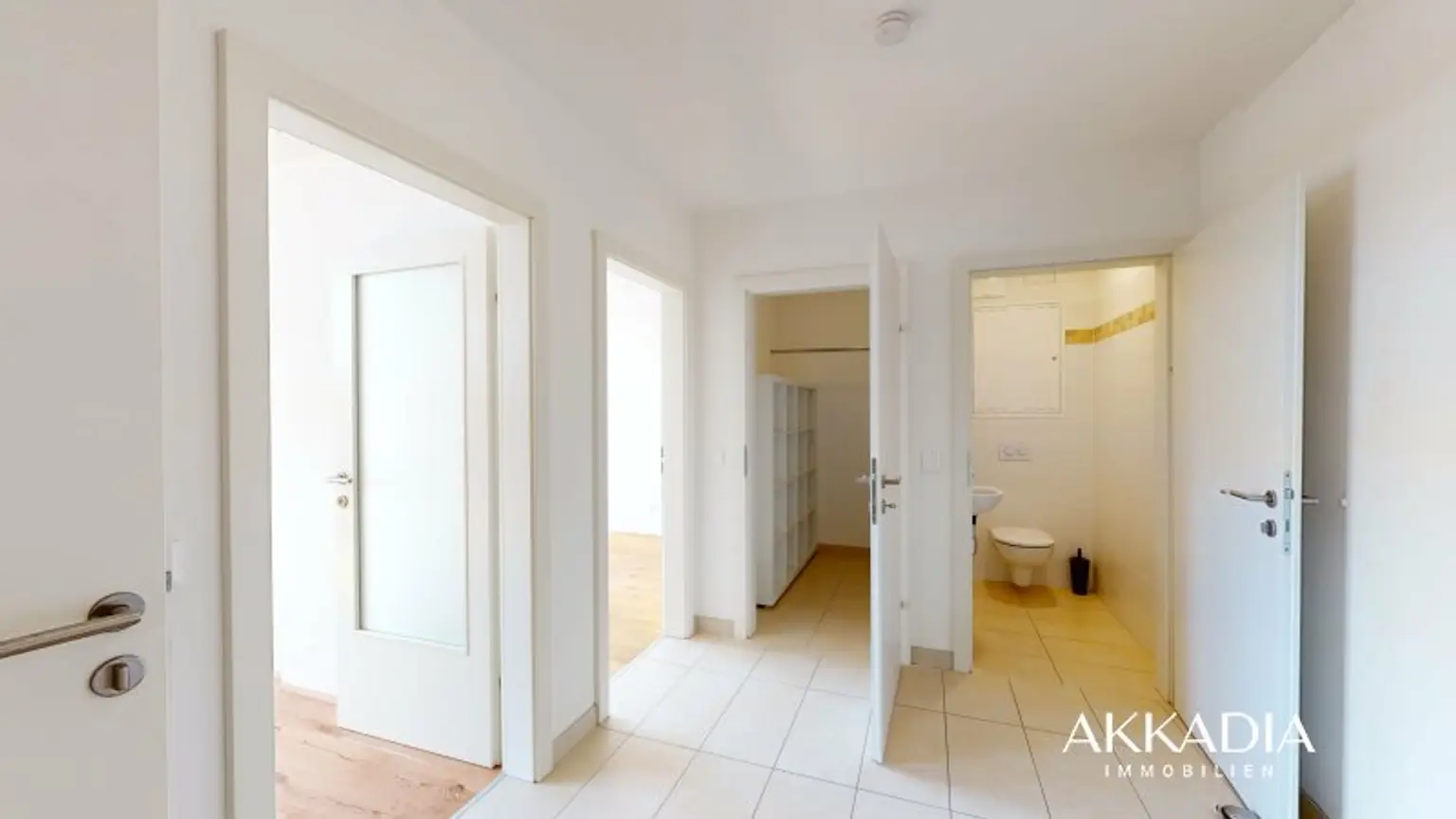 Moderne Dachgeschosswohnung, klimatisiert und gut geschnitten