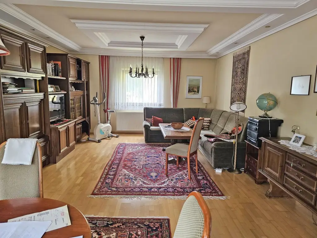 Einfamilienhaus mit Garage und Terrasse.